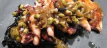 Calamarsons saltejats amb bolets, favetes i ceba confitada